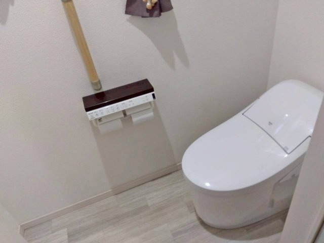 【トイレ】 | 三島市安久 中古住宅  EH05974 | 三島市安久　1Fトイレ