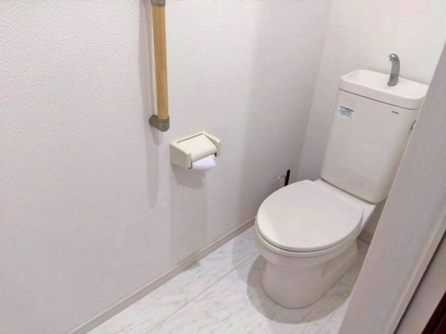 【トイレ】 | 三島市安久 中古住宅  EH05974 | 三島市安久　2Fトイレ