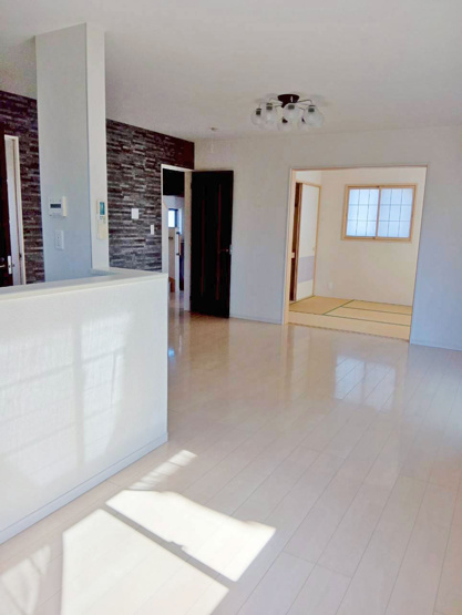 【居間・リビング】 | 三島市安久 中古住宅  EH05974 | 三島市安久　リビング