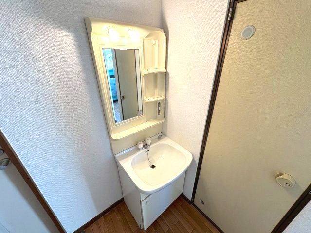白石マンションの独立洗面台