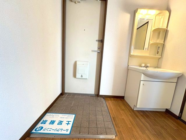 白石マンションの玄関