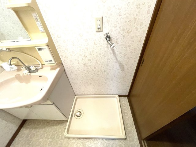 大網白里市大網店舗付き住宅の設備|洗濯機置き場