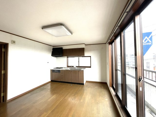 大網白里市大網店舗付き住宅の居間・リビング