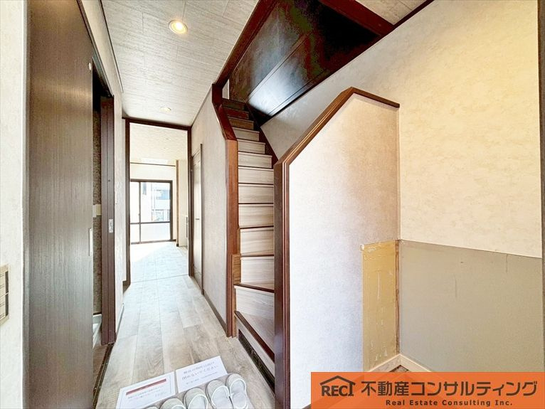 西宮市松下町　中古戸建の玄関