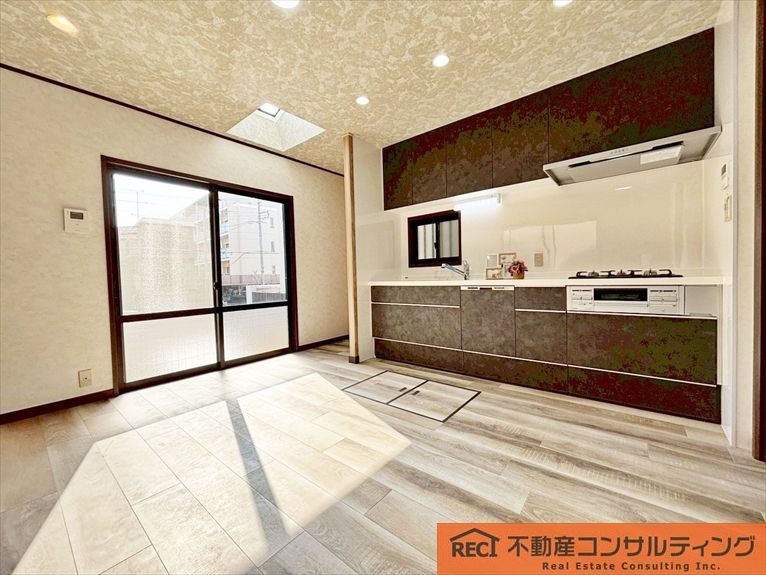 西宮市松下町　中古戸建の居間・リビング