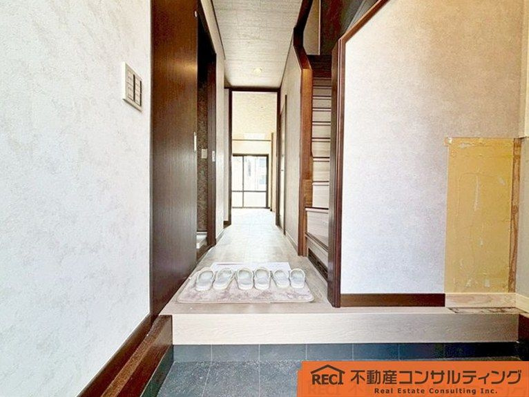 西宮市松下町　中古戸建の玄関