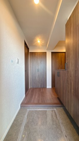 【玄関】 | ツインタワー久留米☆仲介手数料無料☆ | シューズボックス付きで玄関周りもスッキリ。品格を感じさせる落ち着いた空間です。