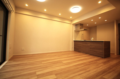 【居間・リビング】 | エバーグリーンパレス浅草 | こちらのリビングで趣味の時間をお楽しみください