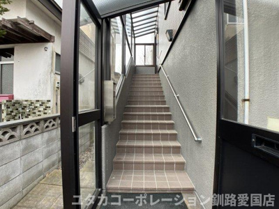 【玄関】 | 暁町6-36売家 | 階段を上がって2階玄関となっております！