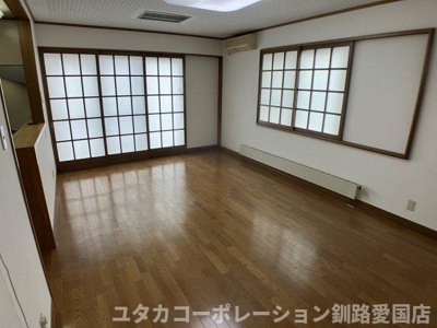 【居間・リビング】 | 暁町6-36売家 | 大きな窓から日差しが差し込みます…☆