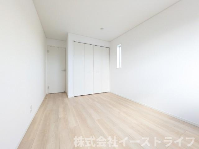 【新築戸建】　いわき市佐糠町第8の洋室|4号棟写真　洋室は和室と比べて家具を置いたり敷物を敷いたりと、カスタマイズ性が高いので、自分の好みの部屋にしやすいです♪