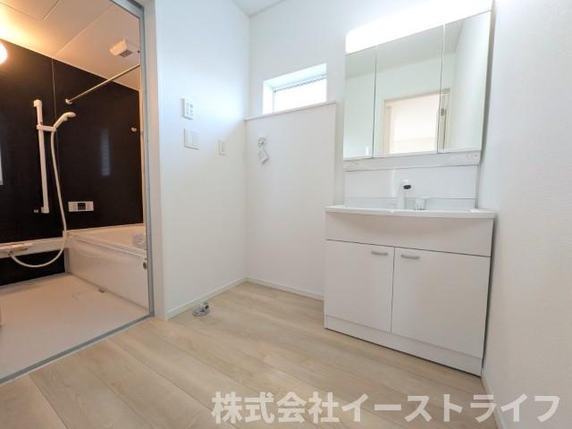 【新築戸建】　いわき市佐糠町第8の独立洗面台|4号棟写真　朝の身支度に便利な独立洗面台です。3面鏡で鏡の裏には収納スペースがあり、小物などをすっきり片づけることができます。