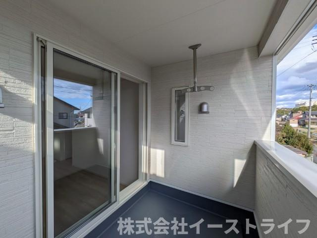 【新築戸建】　いわき市佐糠町第8のバルコニー|4号棟写真　インナーバルコニーは広々としていてお洗濯が楽ちんです。また日当たりを好む植物を育てるにはぴったりの空間なので、ガーデニングの場としても楽しむことができます◎