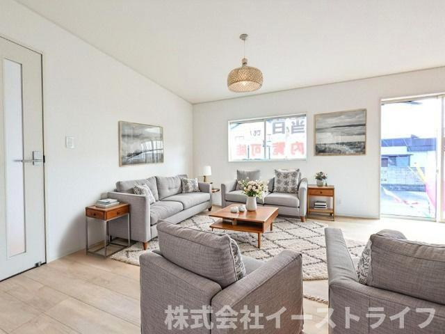 【新築戸建】　いわき市佐糠町第8の居間・リビング|4号棟のリビングに家具を配置したイメージ画像です。
※本画像はCGで作成しており、実際に現地に 家具は置かれておりません。また、価格に 家具は含まれておりません。