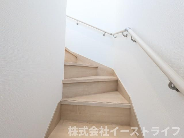 【新築戸建】　いわき市佐糠町第8の内装|4号棟写真　階段スペースです。手すりが付いているので安心です。
