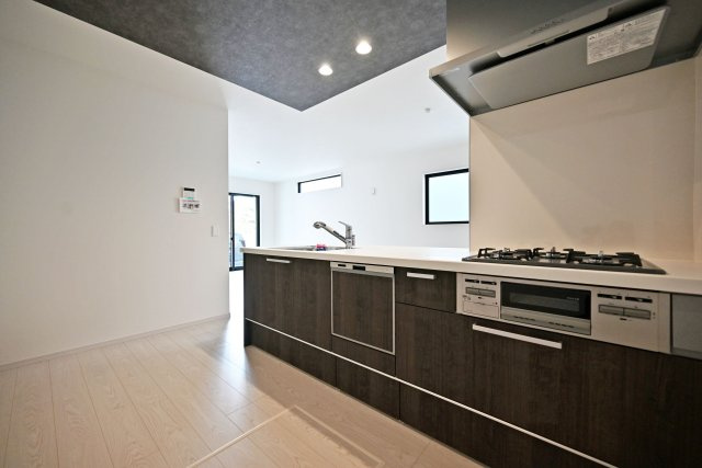 尼崎市武庫町3丁目新築一戸建て3号棟│4LDK+駐車1台可のキッチン|食洗機と床下収納が付いていて、キッチン周りが充実しています。毎日の家事が楽になって、趣味や家族との時間が増えるキッチンです。
