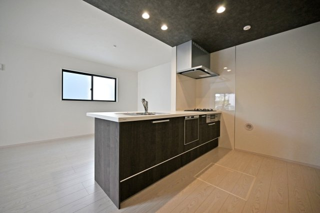 尼崎市武庫町3丁目新築一戸建て3号棟│4LDK+駐車1台可のキッチン|キッチンからリビングが見渡せるフラットキッチンは小さなお子様が遊んでいても見守ることができるため安心です。