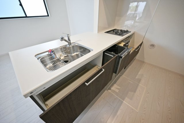 尼崎市武庫町3丁目新築一戸建て3号棟│4LDK+駐車1台可のキッチン|お料理好きでお料理道具が増えてしまう方も安心の収納量となっております。大きなお鍋も入るため、ご家族が多い方にもおすすめです。