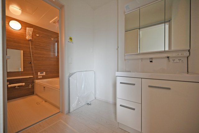 尼崎市武庫町3丁目新築一戸建て3号棟│4LDK+駐車1台可の独立洗面台|三面鏡付きの洗面台は収納豊富で、たくさんのお化粧品や家電を収めることができます。また水周りの消耗品を買いだめしても安心の収納量です。