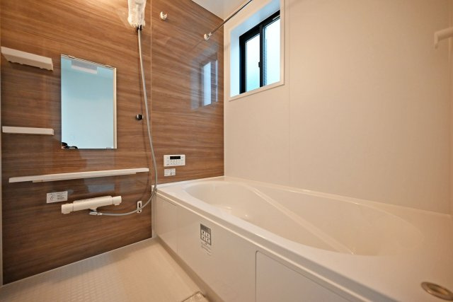 尼崎市武庫町3丁目新築一戸建て3号棟│4LDK+駐車1台可の浴室|広いお風呂は1日の疲れを癒します。またお風呂に窓が付いているため、換気がしやすくカビの繁殖を防ぎやすくなっております。