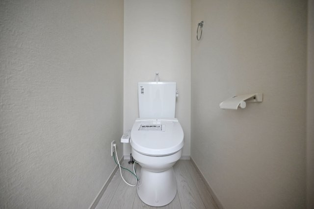 尼崎市武庫町3丁目新築一戸建て3号棟│4LDK+駐車1台可のトイレ|お手洗いは非常にシンプルなデザインのため、インテリアや写真などで彩ると自分の色が出せます。