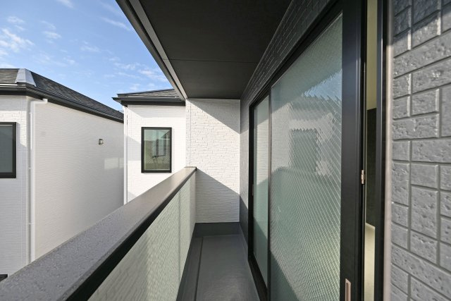 尼崎市武庫町3丁目新築一戸建て3号棟│4LDK+駐車1台可のバルコニー|南向きのバルコニーです。お洗濯ものが乾きやすく、またふわふわで触り心地の良い仕上がりになります。
