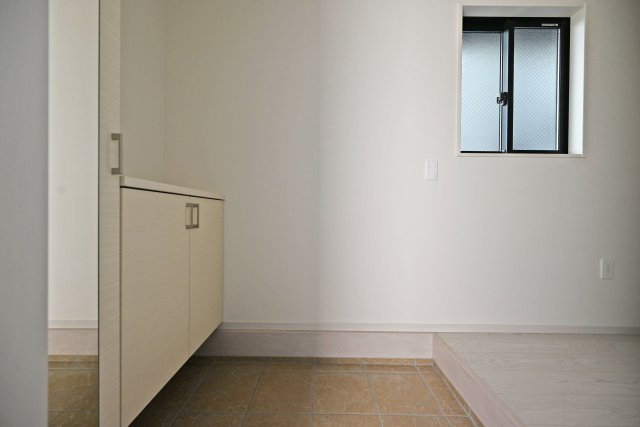 尼崎市武庫町3丁目新築一戸建て3号棟│4LDK+駐車1台可の玄関|玄関が広く、大人数の来客があっても安心です。またベビーカーや車いすを置いておける余裕があり、ライフサイクルに合わせやすい空間となっております。