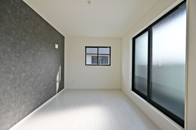 尼崎市武庫町3丁目新築一戸建て3号棟│4LDK+駐車1台可の洋室|7.5帖の洋室です。シンプルなデザインですが、アクセントクロスが味を出していてオシャレですね。ワンランク上の寝室を作ることができます。