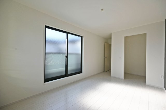 尼崎市武庫町3丁目新築一戸建て3号棟│4LDK+駐車1台可の洋室|ウォークインクロゼットにはお洋服だけでなく、旅行や行事の思い出の品をたくさん収納いただけます。ご家族が増えても安心の収納量です。