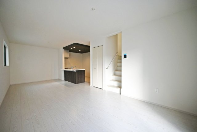 尼崎市武庫町3丁目新築一戸建て3号棟│4LDK+駐車1台可の居間・リビング|18.5帖のリビングです。広々としていて家族みんなが集まっても悠々と過ごせます。また、家族間の交流が増えるリビング階段も魅力の1つです。