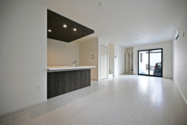 尼崎市武庫町3丁目新築一戸建て3号棟│4LDK+駐車1台可の居間・リビング|全体としてまとまっていてシンプルなデザインのため、どんな家具にも合います。お好みのインテリアで彩るのも楽しそうですね。