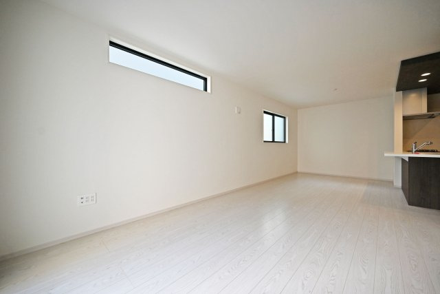 尼崎市武庫町3丁目新築一戸建て3号棟│4LDK+駐車1台可の居間・リビング|窓が多いため、日当たり通風良好です。日中は電気をつけなくても明るく、家族が集まる空間となるでしょう。