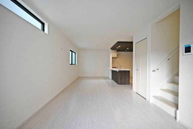 尼崎市武庫町3丁目新築一戸建て3号棟│4LDK+駐車1台可の居間・リビング|こちらの階段は、2階への行き来でリビングを通るため、家族同士の会話が増え、顔を合わせる機会が増えます。