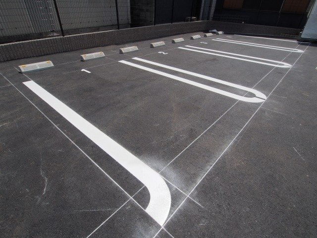 シャトーダルモニーの駐車場|車をお持ちの方に嬉しい駐車場付きの物件です