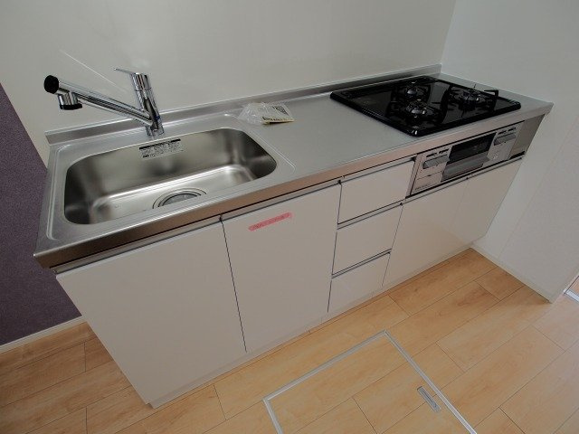 シャトーダルモニーのキッチン|コンパクトなキッチンで掃除もラクラク