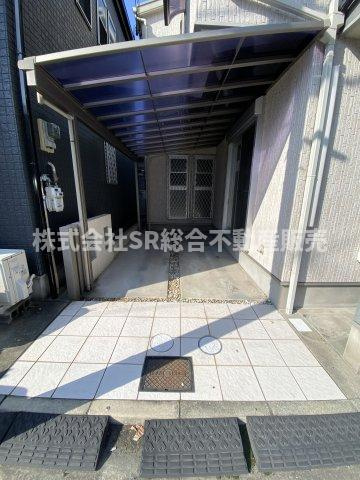 出雲井本町中古戸建の駐車場|カーポート付きで2台分有♪お部屋と行き来できるのも便利です。