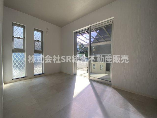 出雲井本町中古戸建の洋室|1F・洋室5帖。2面採光の明るい洋室です♪