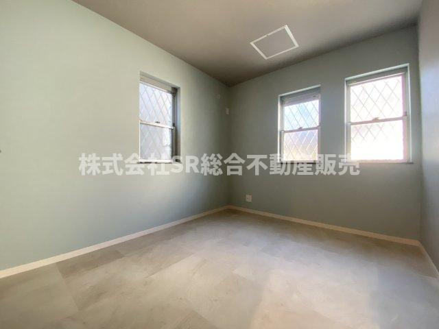 出雲井本町中古戸建の寝室|1F・北側洋室5.25帖。落ち着いて過ごせるお部屋なので、寝室にいかがでしょうか