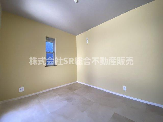 出雲井本町中古戸建の子供部屋|1F・南側洋室5.25帖。子供部屋としても使い勝手の良いお部屋です