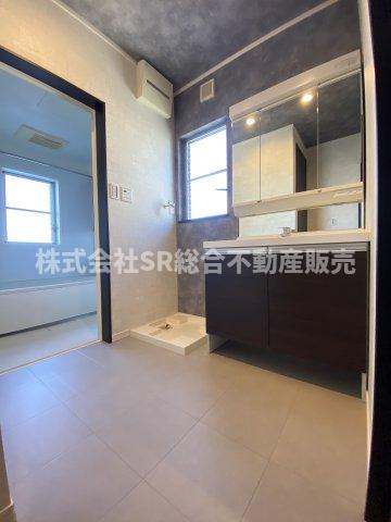 出雲井本町中古戸建の脱衣所|明るくて広めの脱衣場です！