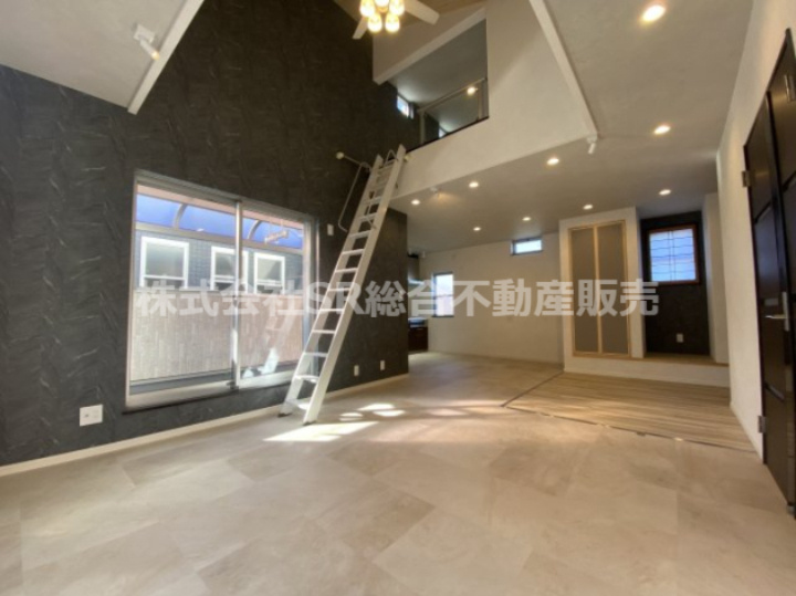 出雲井本町中古戸建の居間・リビング|リビングは広々19.5帖♪家族団らんの時間をお過ごしください！