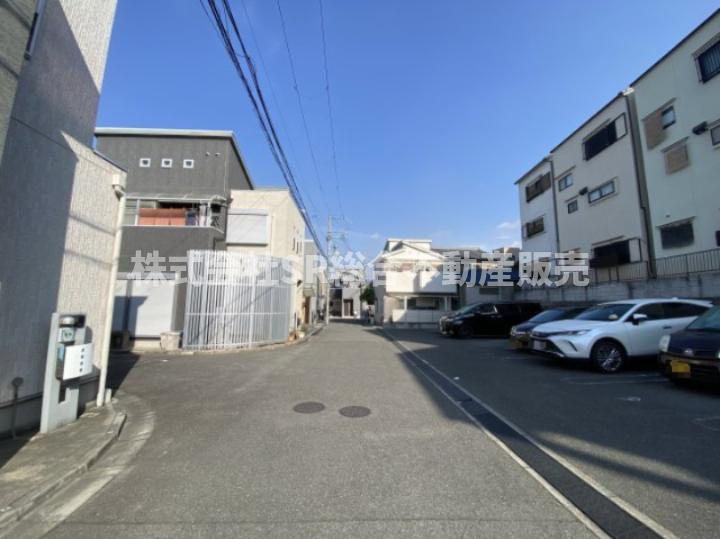 出雲井本町中古戸建の前面道路含む現地写真|家の前は月極駐車場です。車を多く所有されてる方には便利です。