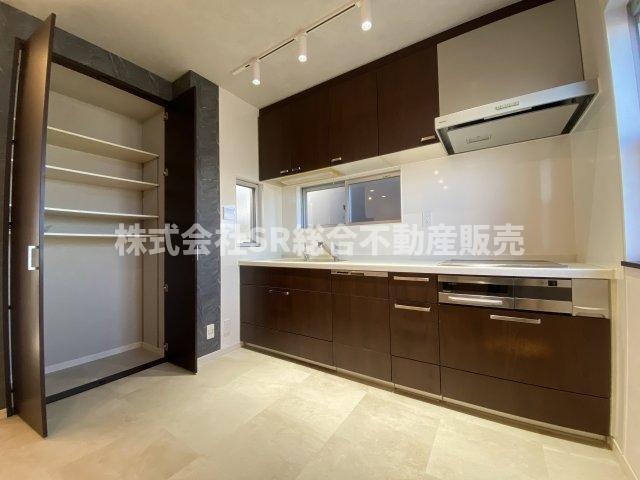 出雲井本町中古戸建のキッチン|設備の充実したシステムキッチンで快適にお料理できます♪パントリーもあります！