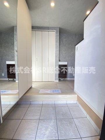 出雲井本町中古戸建の玄関|姿見付のシューズボックスもあり、使いやすい玄関です！