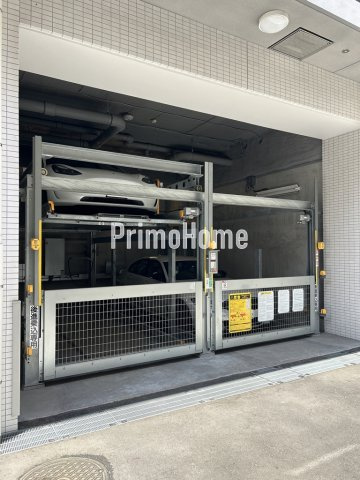 リブクオーレ神保町の駐車場