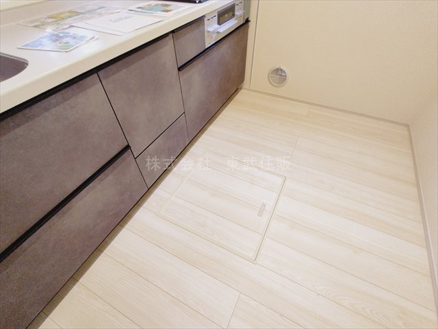 【キッチン】 | 富士見市渡戸1丁目　全14棟　4号棟 | キッチン床下収納庫