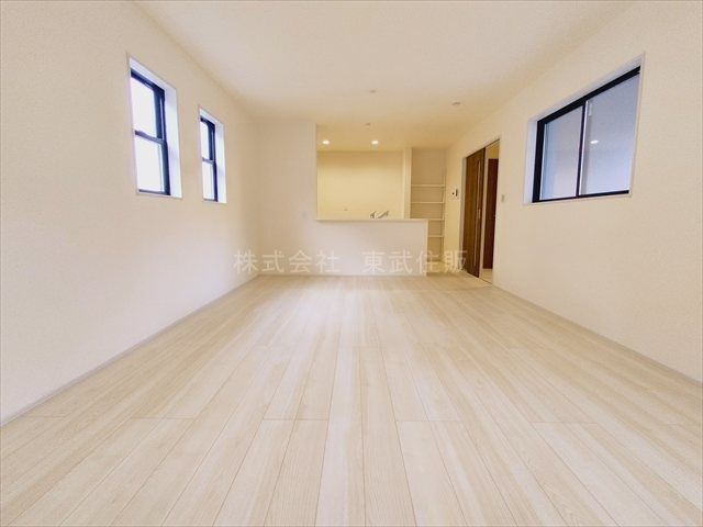 【居間・リビング】 | 富士見市渡戸1丁目　全14棟　4号棟 | ゆったり過ごせる18.0帖のリビングです