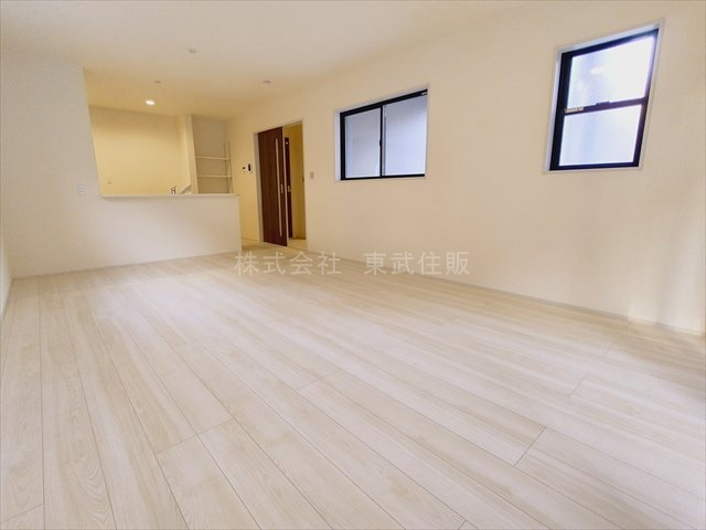 【居間・リビング】 | 富士見市渡戸1丁目　全14棟　4号棟 | 開放感があり日当たり良好です