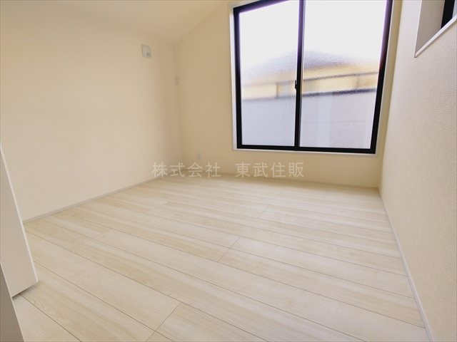 【洋室】 | 富士見市渡戸1丁目　全14棟　4号棟 | 洋室4.5帖北東側、落ち着いた色調の洋室です