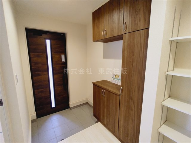 【玄関】 | 富士見市渡戸1丁目　全14棟　4号棟 | 収納もある玄関です